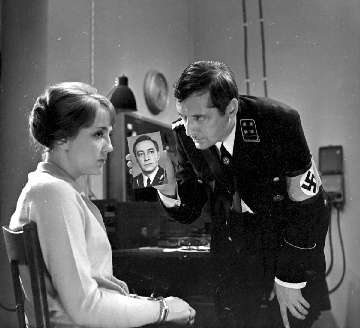Кадр из "Семнадцать мгновений весны" (скриншот)