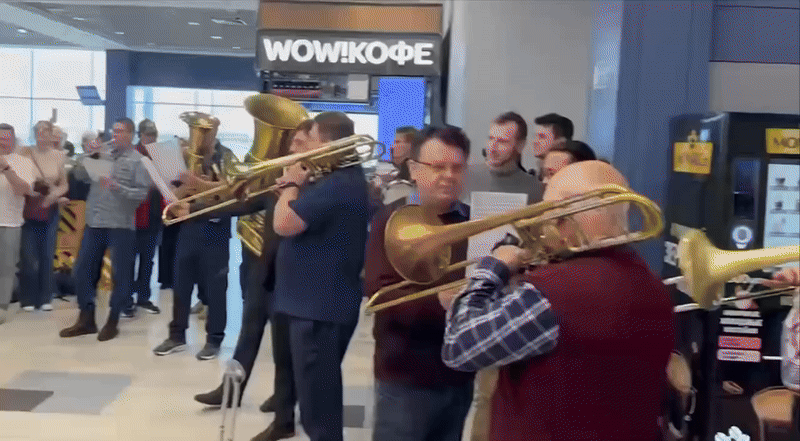 Песню "Первым делом самолёты…" Алексея Фатьянова на музыку Василия Соловьёва-Седого пели всем терминалом. GIF: видео с ТГ-канала Царьграда