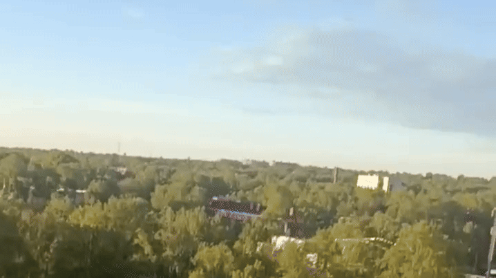 Дроны сотнями уничтожаются на подлёте. Значительная часть из них летит именно на столицу, а некоторые параллельно атакуют стратегические предприятия в центре России. GIF: видео с ТГ-канала "Важные истории"