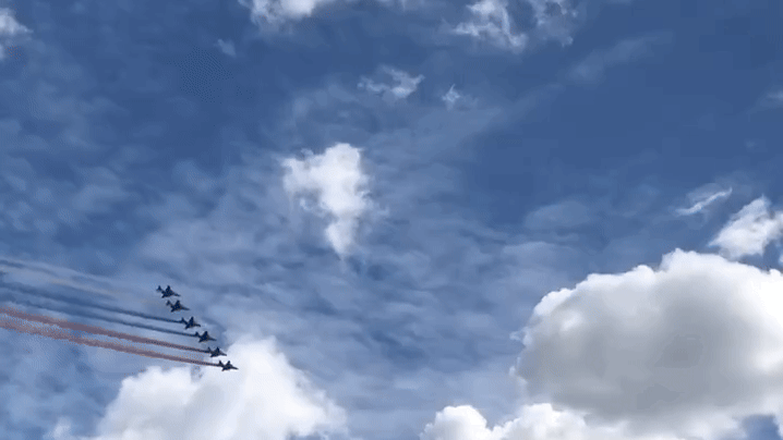 Судя по всему, Киев собирался сорвать воздушную часть парада. Но у врагов ничего не вышло. GIF" видео с ТГ-канала Царьграда