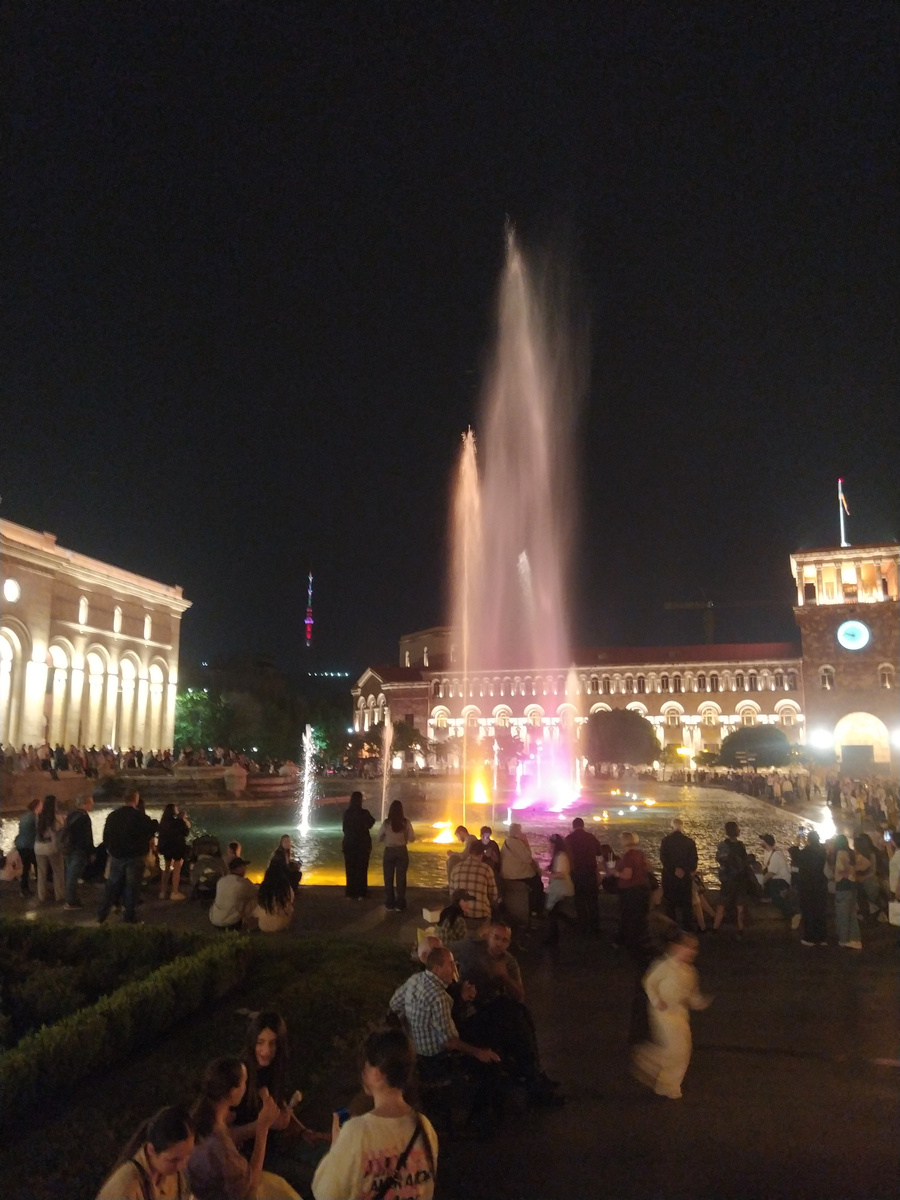 Поющий фонтан на Площади Республики в Ереване был совсем рядом с нашим отелем