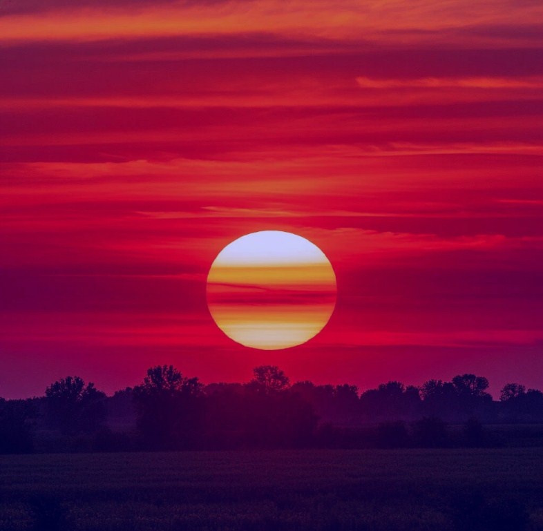 Солнце, словно пылающий диск... Создано в Шедеврум.
