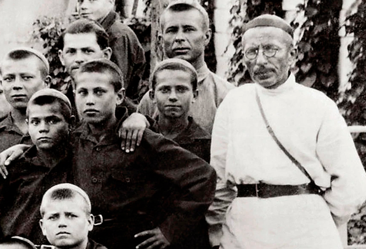 Антон Макаренко с воспитанниками 