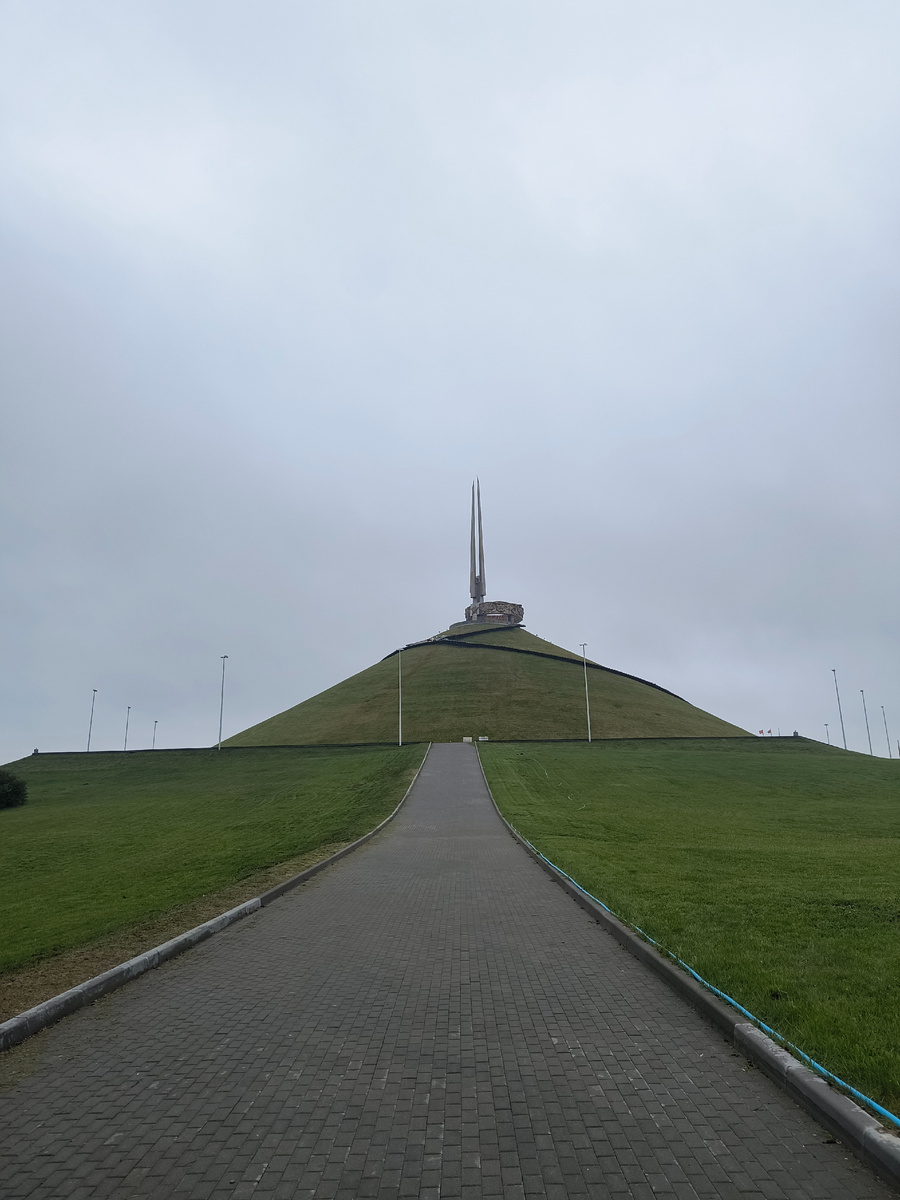 Именно в этих местах в июле 1944 года во время крупнейшей наступательной операции «Багратион» в окружение попала 150-тысячная группировка гитлеровских войск. Данное событие получило название «Минский котёл». Разгром этой группировки завершился 11 июля и стал ещё одним решающим шагом на пути к освобождению Беларуси.