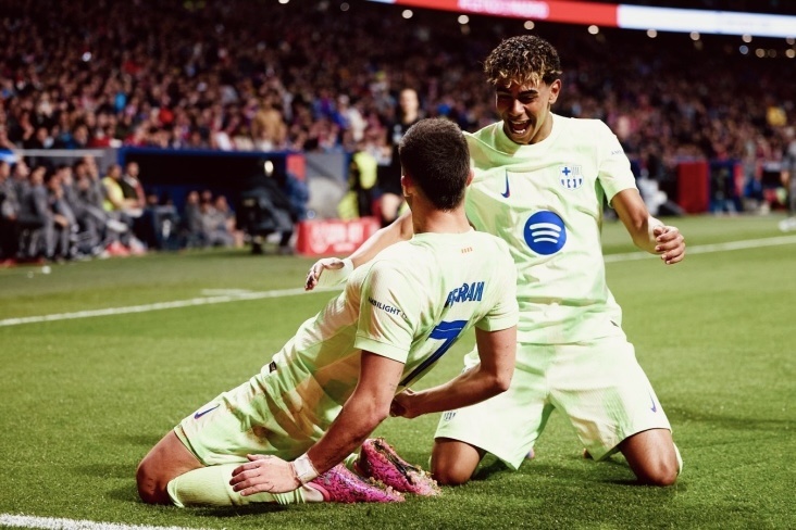 Ферран Торрес и Ламин Ямаль празднует гол. 