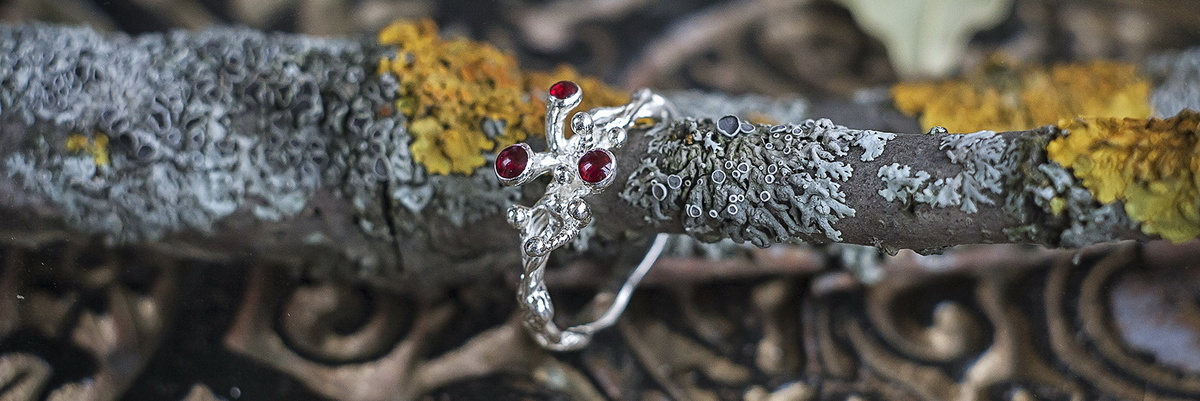 Серебряное кольцо с тремя гранатами (альмандин) 