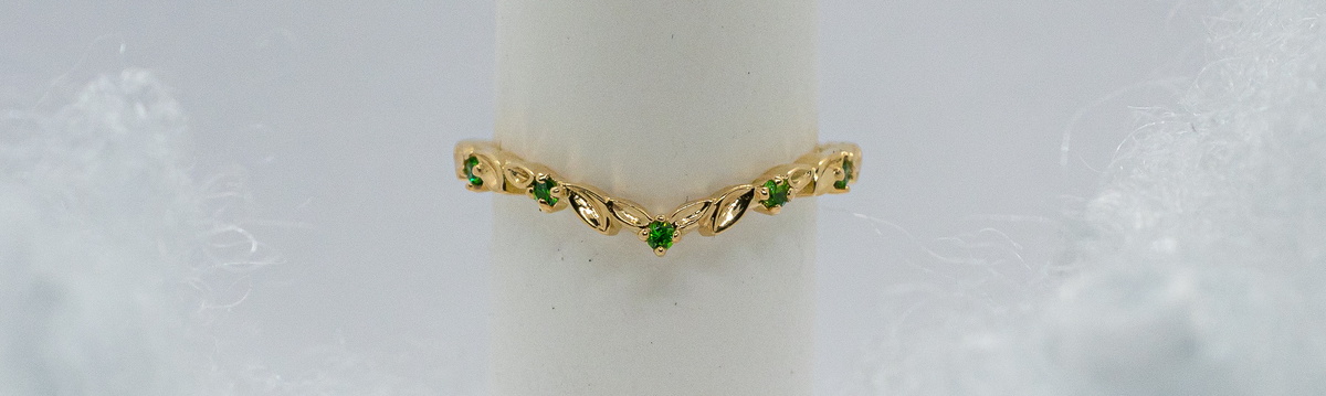 Золотое кольцо с гранатами демантоидами “Виринея”