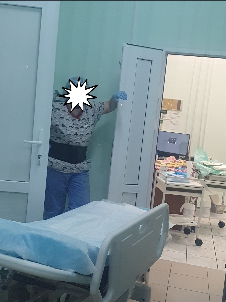 Ждём очередную "скорую"- про самое "интересное" нас все же из бюро предупреждают. Конкретно здесь ждали "домашние" роды. На фото коллега, пожелавшая остаться неизвестной))) 