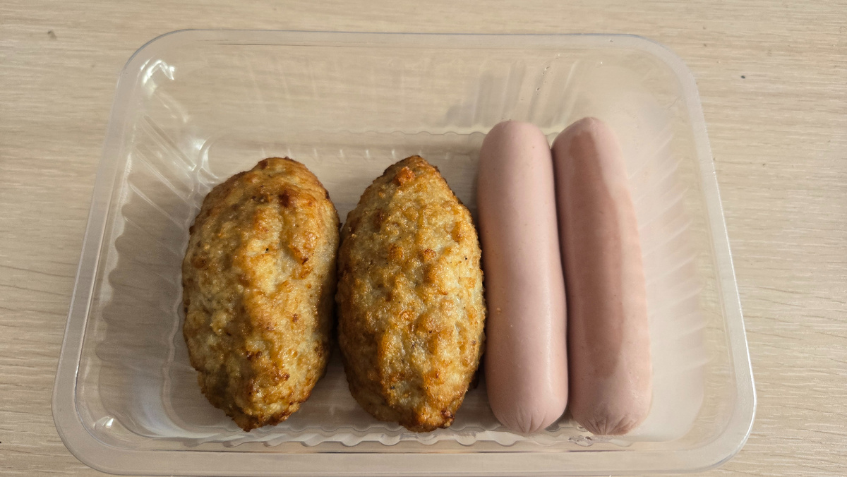 Сосиски и куриные котлеты