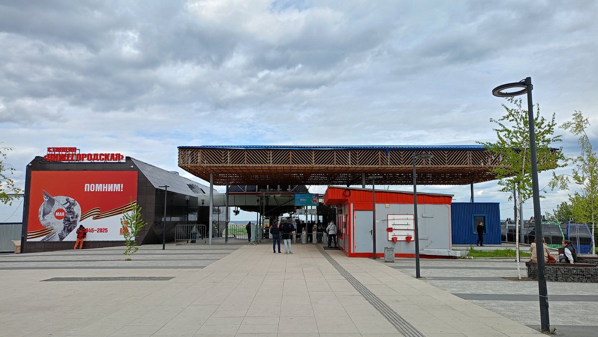 На фото видно одного человека в кассу и двоих на посадку