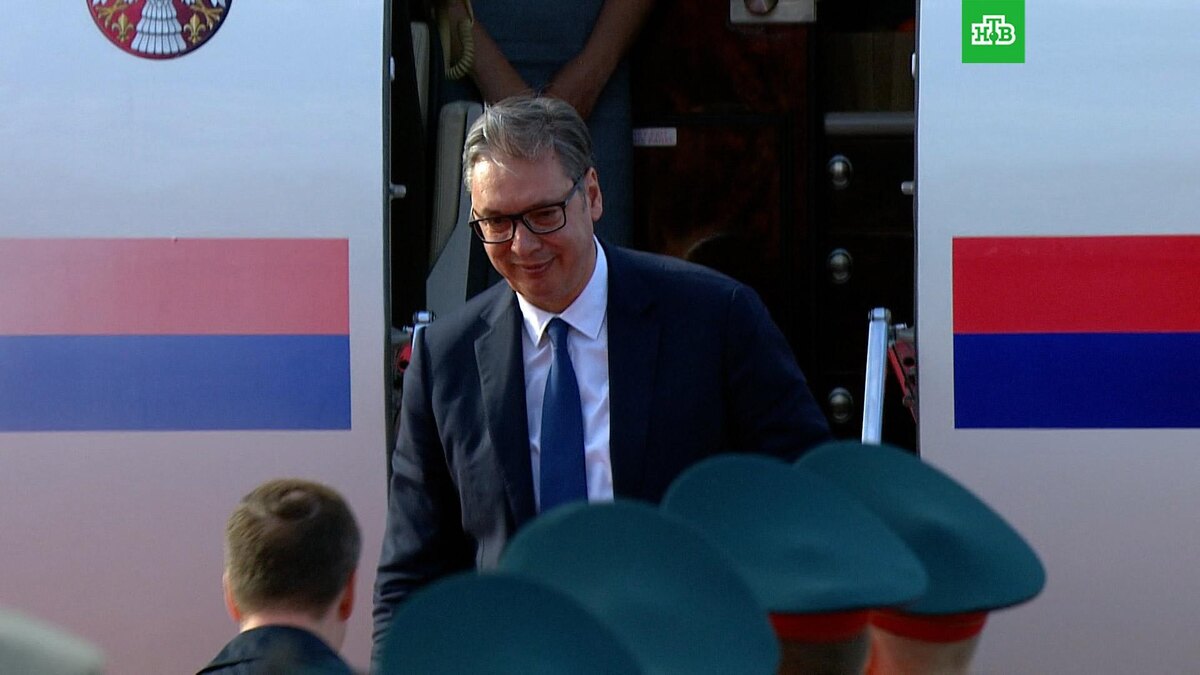   Президент Сербии прилетел в Москву