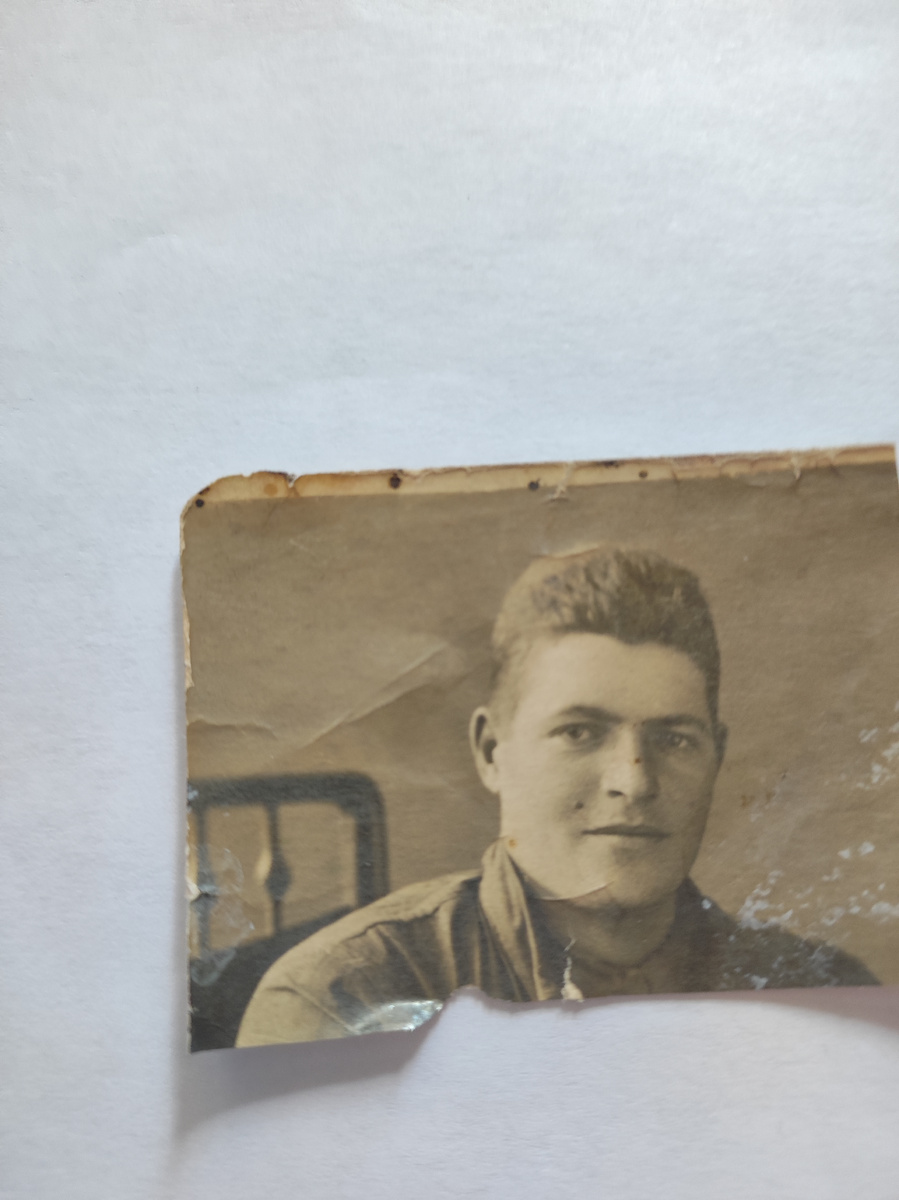 А это брат моего отца, на фронте, но фото искалечено, к сожалению