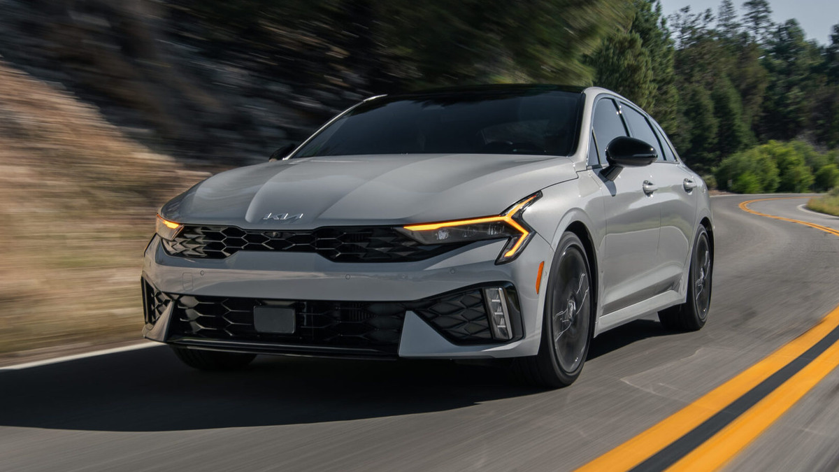 Kia K5 – один из самых стильных и технологичных седанов в своем классе. Отличный выбор для тех, кто хочет сочетание динамики, комфорта и современного дизайна. Однако отсутствие полного привода и высокая цена могут отпугнуть некоторых покупателей