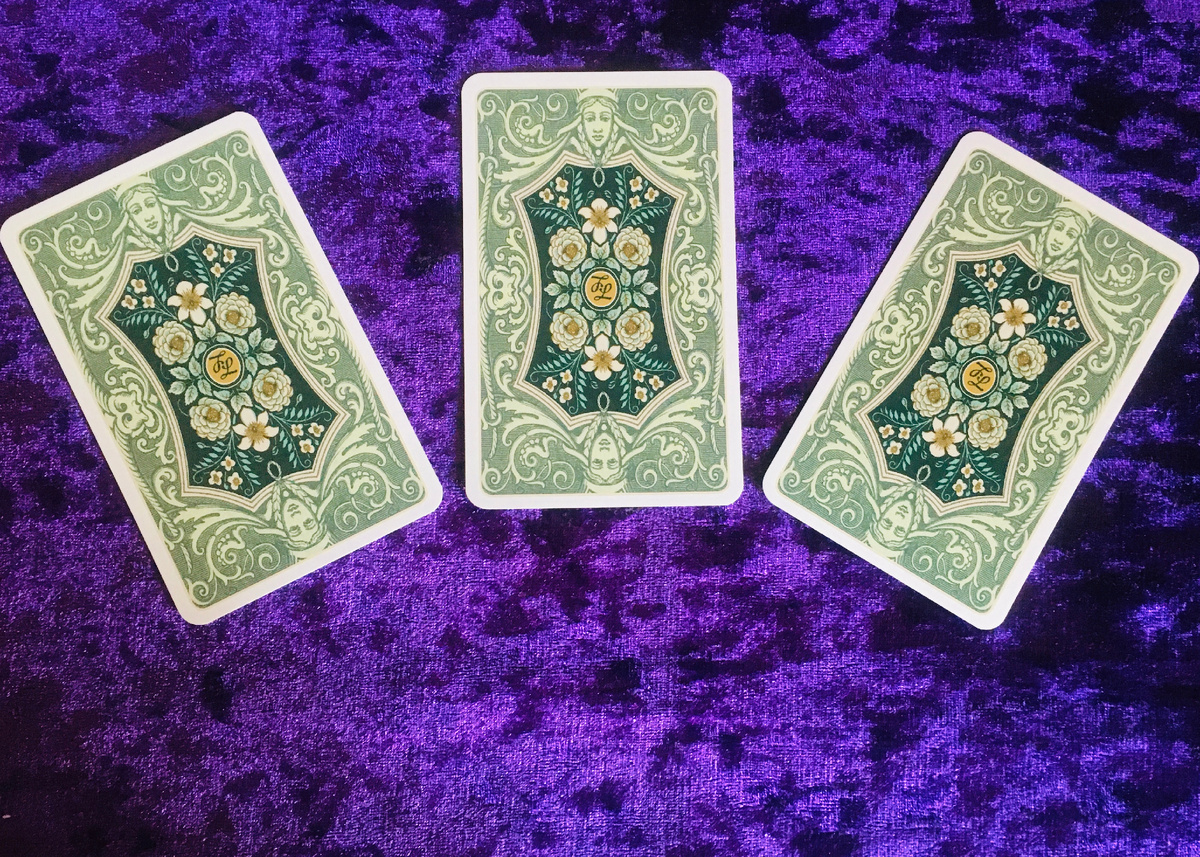 Фото автора. Выбор варианта расклада. 