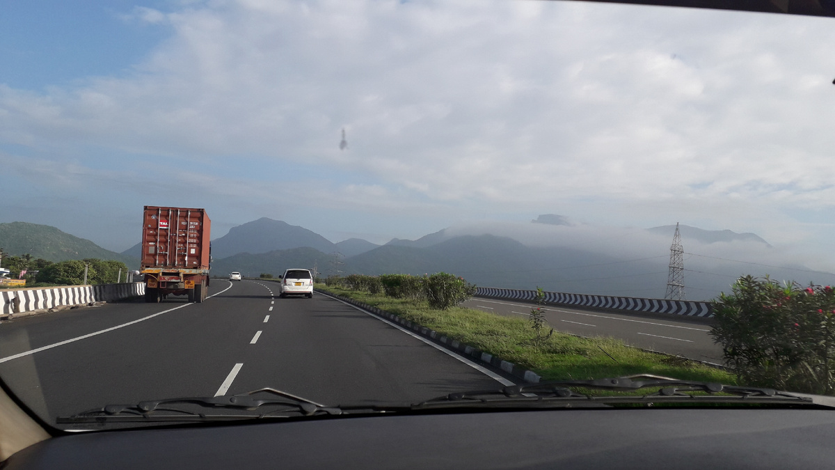 По пути в горы. Штат Тамил Наду. Фото из машины. Октябрь 2021 г.