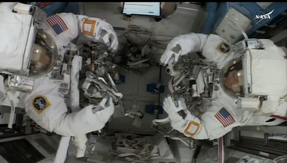 Астронавты в скафандрах перед шлюзованием. Фото: NASA-TV