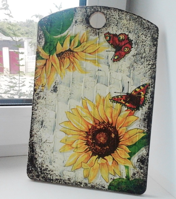 Моя работа. Доска в технике декупаж.