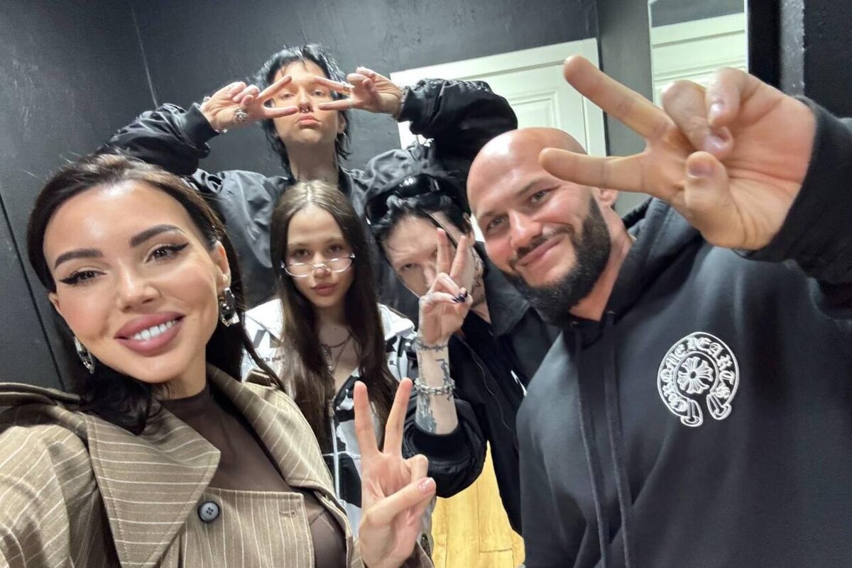    Оксана Самойлова, Джиган, их старшая дочь Ариела, рэперы Kai Angel и 9mice Соцсети