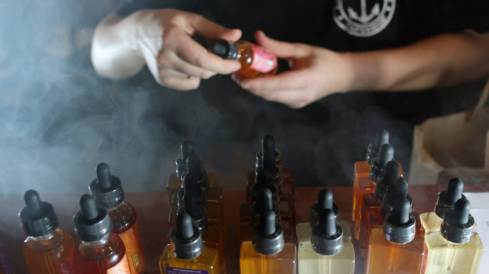 Борьба с вейпами набирает обороты на всех уровнях власти. За последний год с политических трибун звучали разнообразные инициативы, включая полный запрет продажи электронных устройств для курения.📷Фото: Антон Ваганов / Коммерсантъ