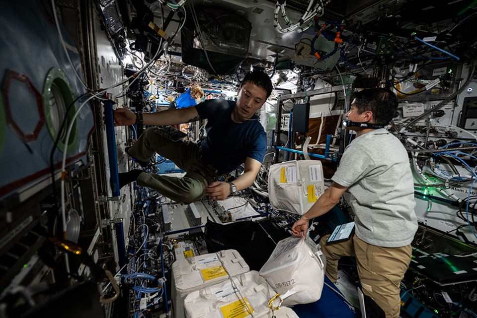 Джонатан Ким и Такуя Ониси разбирают грузы в ЛМ Destiny. Фото: nasa.blog.com