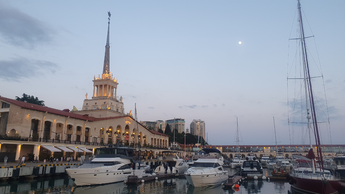 Морской вокзал города Сочи.  Фото собственность автора. Сделано 1 июня 2023 года