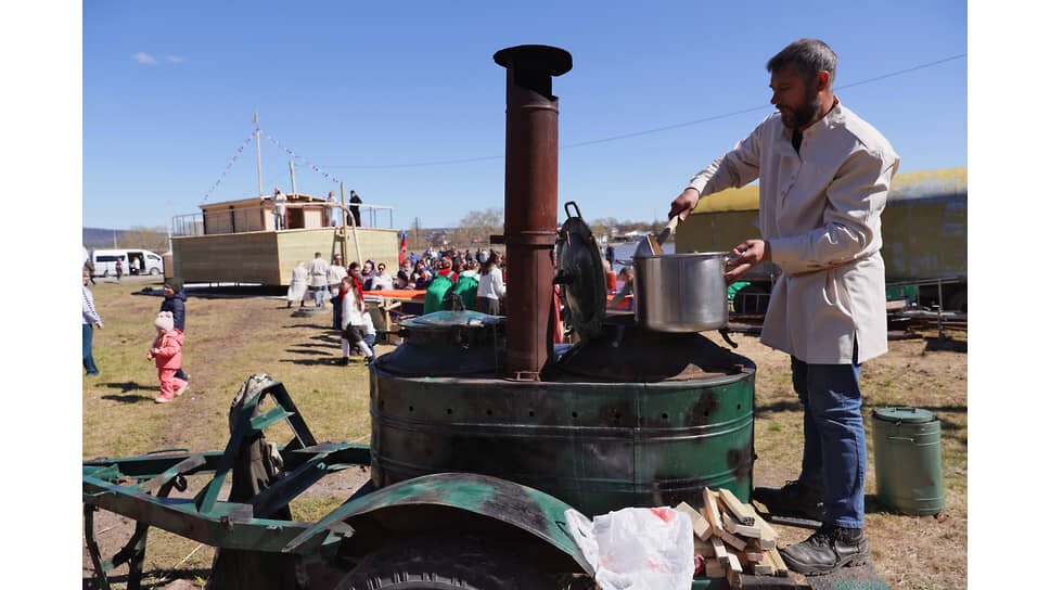 Торжественное открытие арт-объекта музейного назначения "Демидовская барка" в рамках проекта Международного Демидовского фонда "История. Связь времен" в поселке Староуткинск. Полевая кухня с супом "Староуткинская уха"..📷Фото: Марина Молдавская / Коммерсантъ