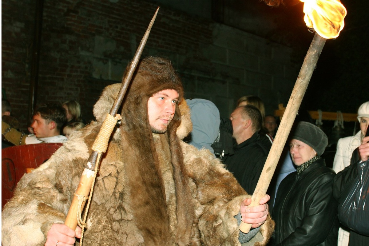 такие костюмированные праздники проводили в рамках "Поморского нового года" - на фото Павел Есипов, возглавлявший национально-культурную автономию Поморов в 2000-х