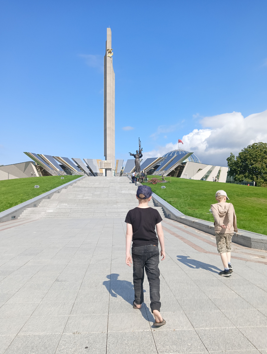 Идем с детьми в музей ВОВ в Минске, именно там висит портрет моего деда и на стене в зале славы выбита фамилия