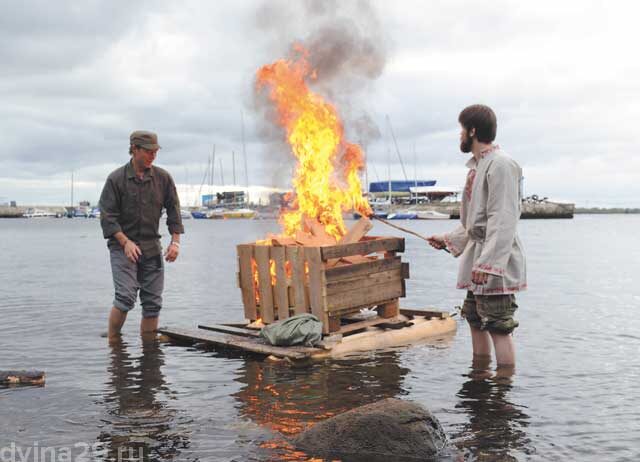такой плавучия маяк был сделан реконструкторами во время попытки восстановления праздника