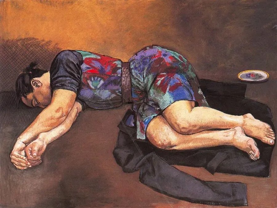 Спящая женщина и черный пиджак