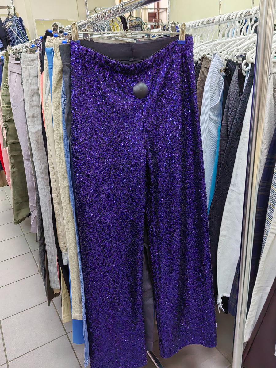 Фиолетовые пайеточные штанцы: шик, блеск, красота! Очень актуальная вещица. Для тех, у кого попа не более 44 размера )). Гуру моды советуют носить пайетки и впир, и в мир, как говорится. В миру видела буквально пару раз. А "в пиру" (в театрах) - да, народу понравился сей тренд и носят: юбки, жакеты, топики и брюки. Даже тётеньки плюс-сайз. 
