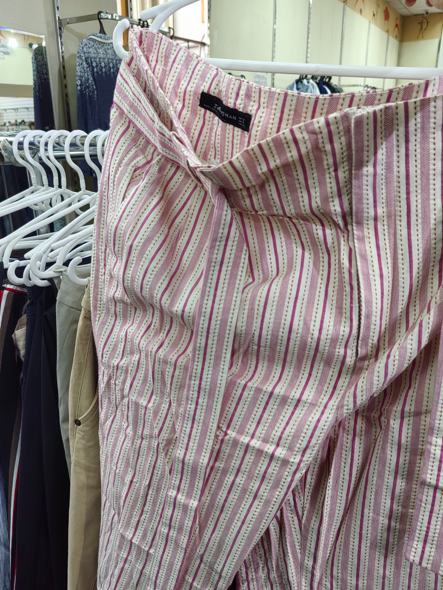 Разные оттенки розового присутствуют практически во всех новых коллекциях. Очень милые полосатые штанишки на лето от ZARA, хлопок. Размер L  (до 46).