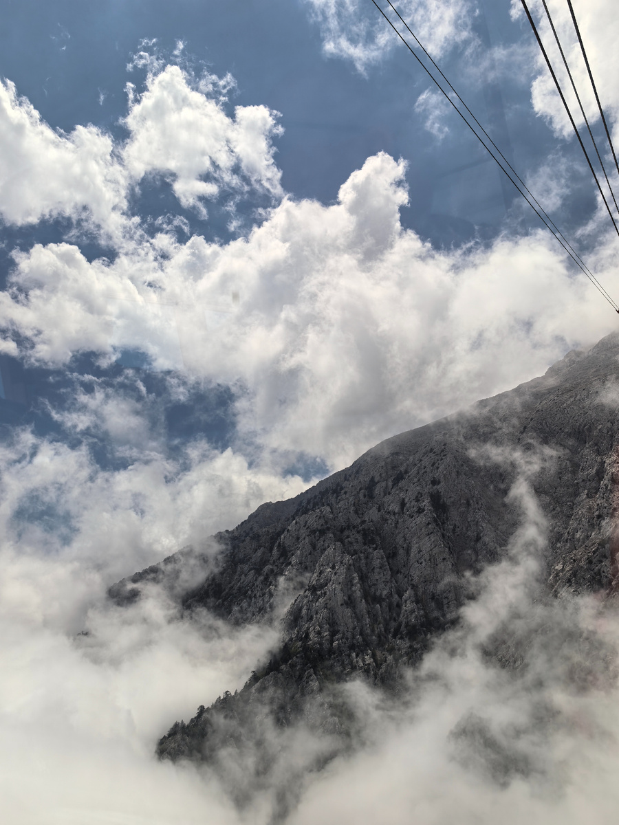 Вид из кабинки фуникулёра.