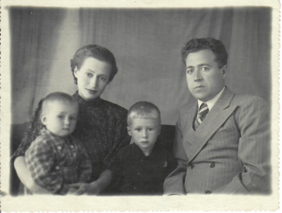 Игорь Коростелёв (в центре) с мамой Марией Ивановной, отцом Николаем Алексеевичем и братом Валерием