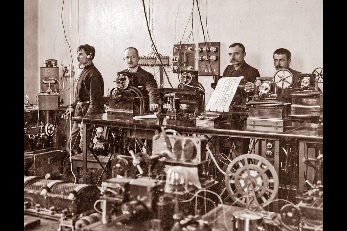 Лаборатория Александра Шорина (второй слева) — советского изобретателя в области техники связи, звуковой кинематографии и телемеханики