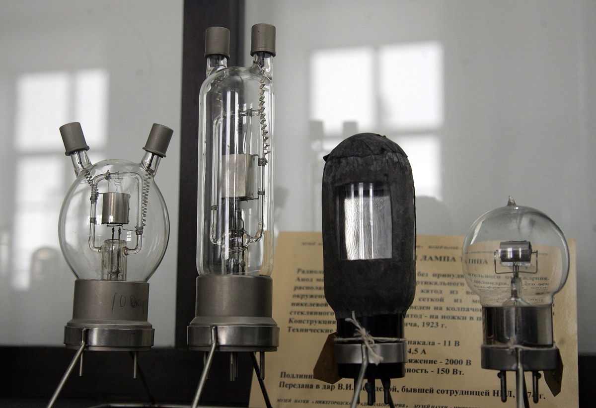 Первые радиолампы