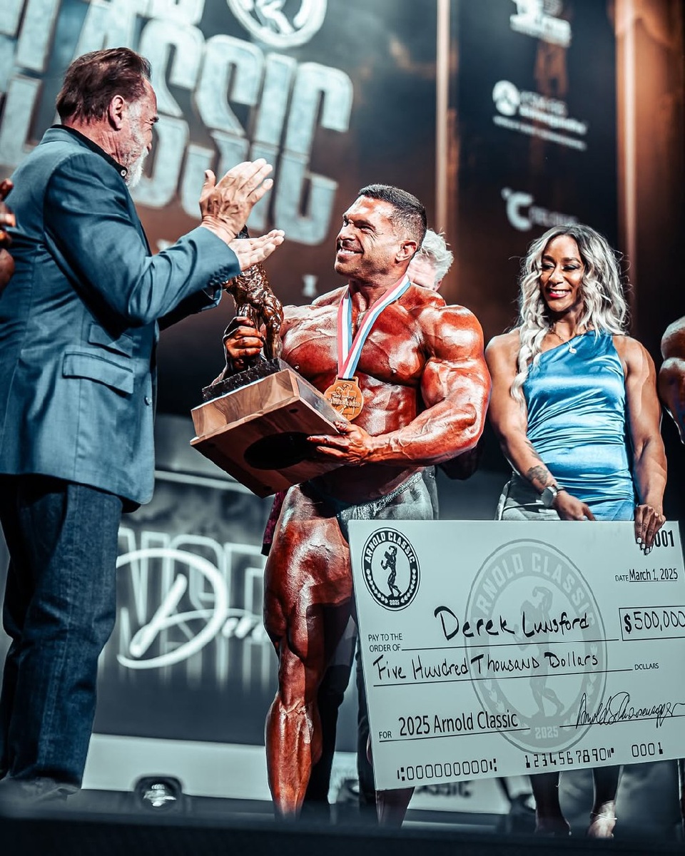 Дерек Лансфорд получает награду из рук Арнольда Шварценеггера