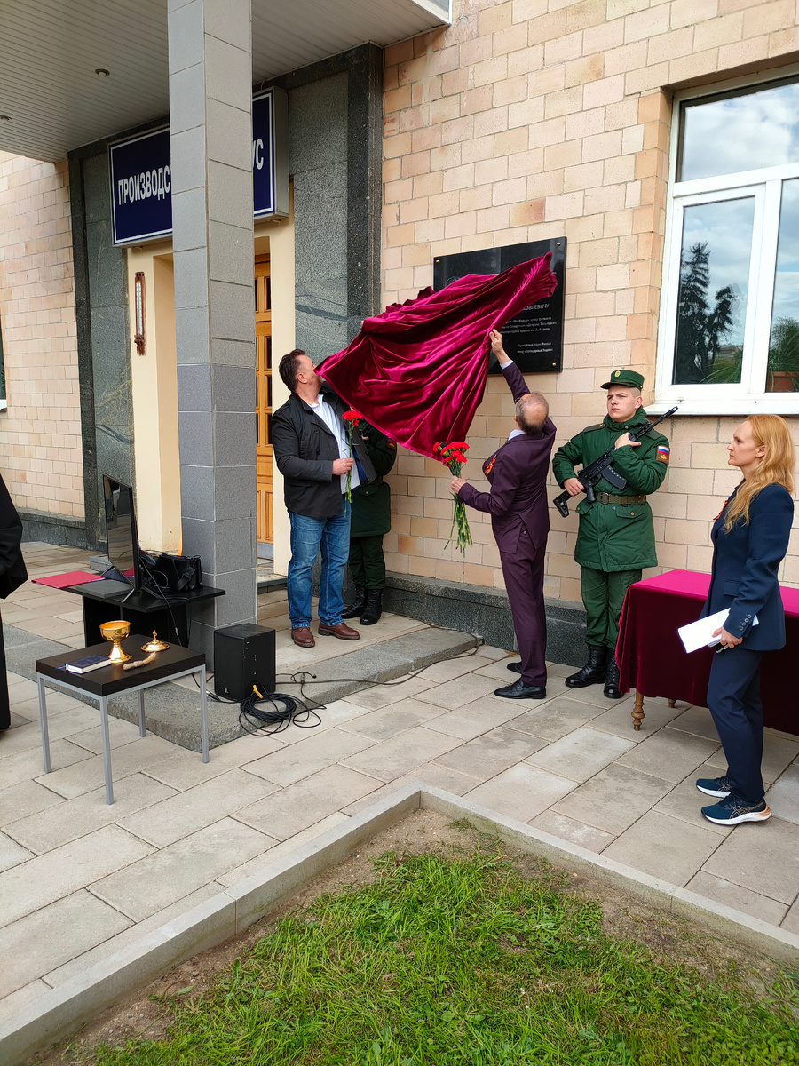 Мемориальную доску Алексею Яковлевичу Очкину на здании киностудии «Мосфильм» открывают его сын Андрей Очкин и народный артист России Николай Бурляев 