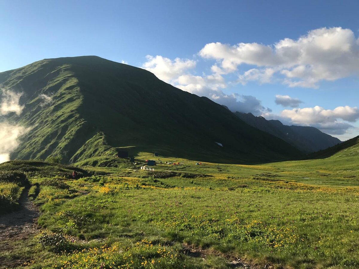 г.Перевальная Южная. Лагерь на Бзерпинском карнизе