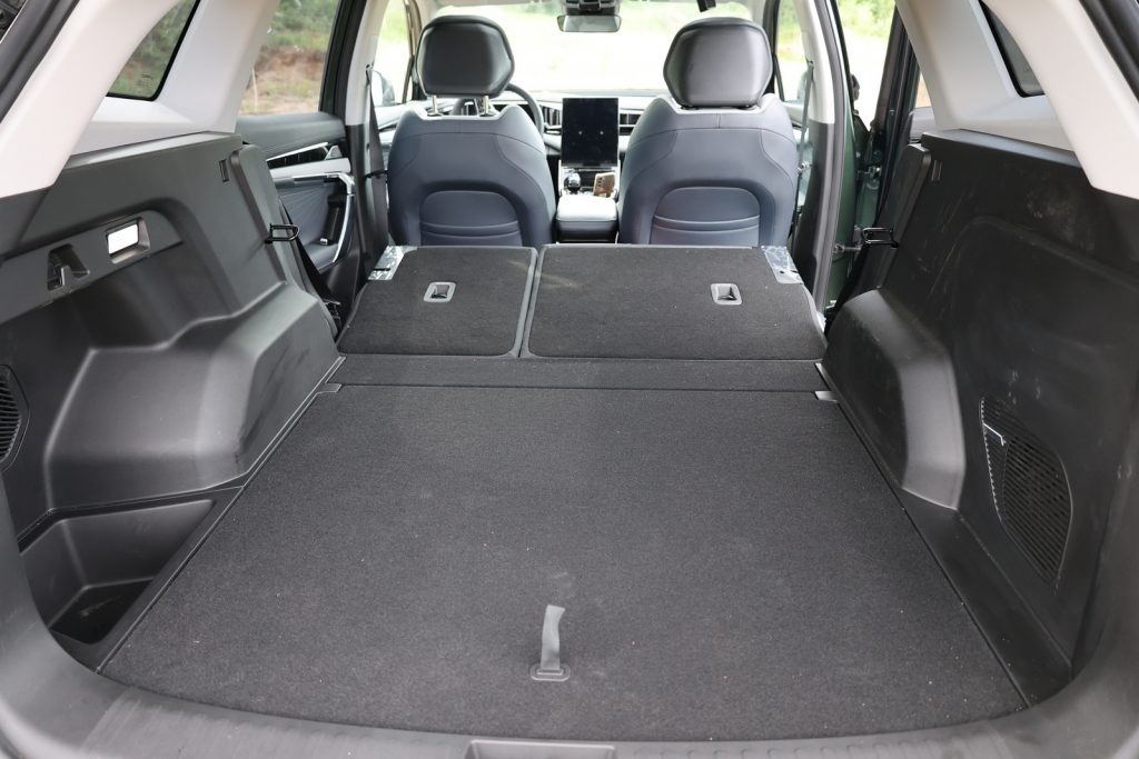 Geely Atlas AWD: возможности трансформации салона.