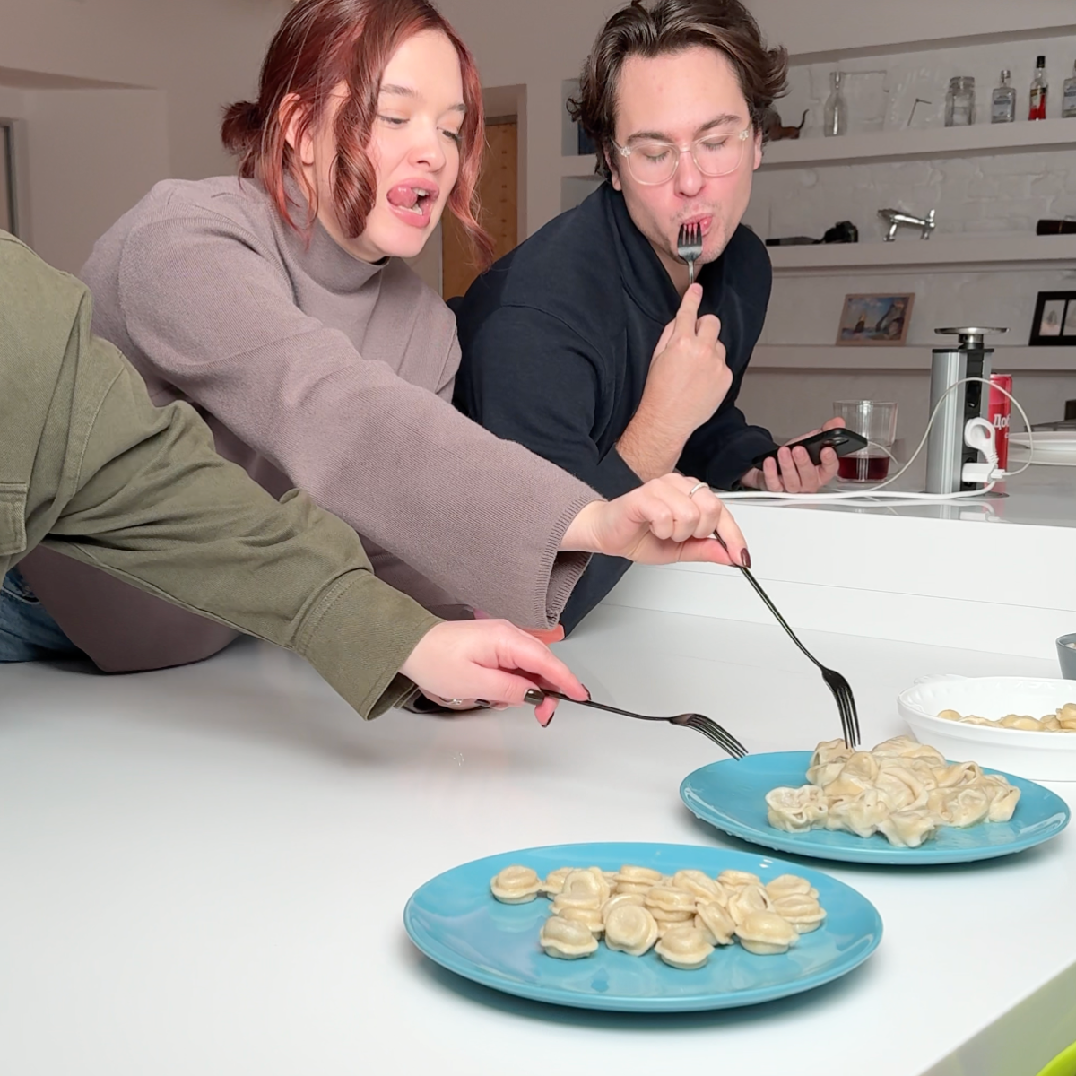 Участники слепого теста дегустируют пельмени