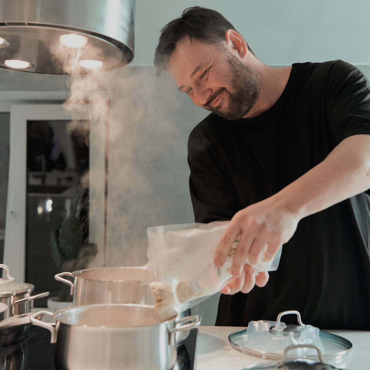 Пельмени варили перед подачей, чтобы были свежими и горячими