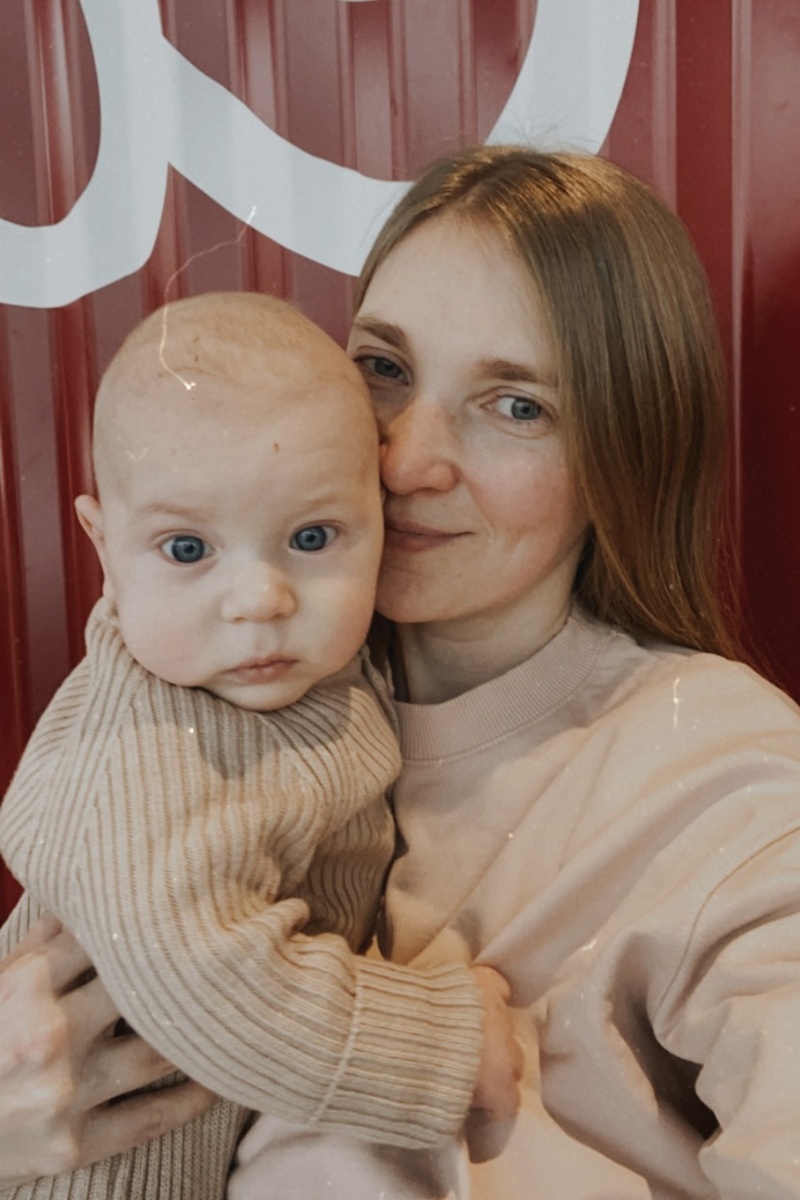 Тут Тиму 3,5 месяца. Я была дико задолбана, много времени сидела дома с ним на руках перед телеком.