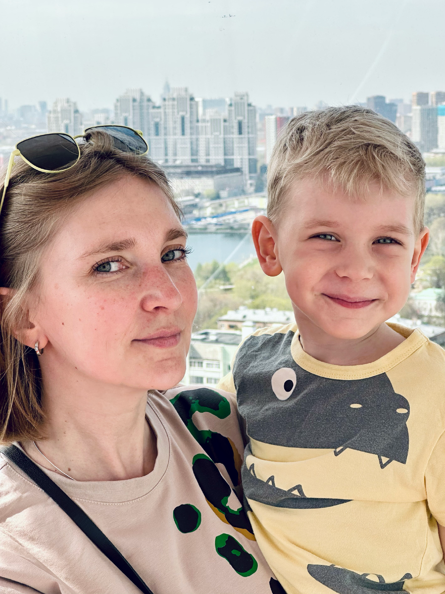 Тимохе 3,5 года. Я имею возможность выспаться, особенно если ложусь в другой комнате одна. Могу съездить в офис, встретиться с друзьями и даже оставить сына и уехать в другой город на пару дней.