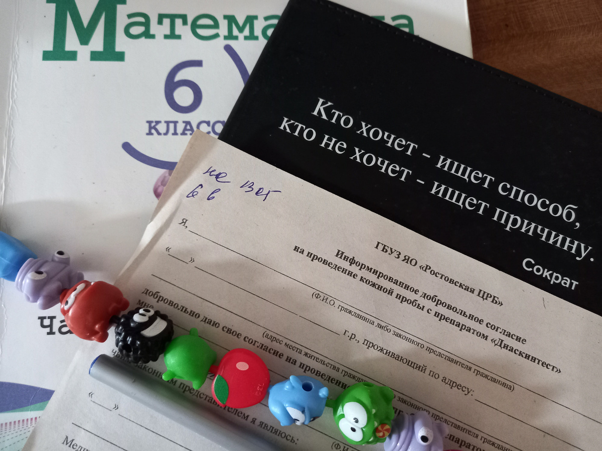 Рабочий беспорядок на столе ученика шестого класса. Фото автора.