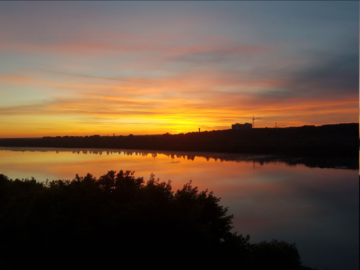 Это, кстати, прямо ТОТ САМЫЙ рассвет, снято в день/ночь молодежи