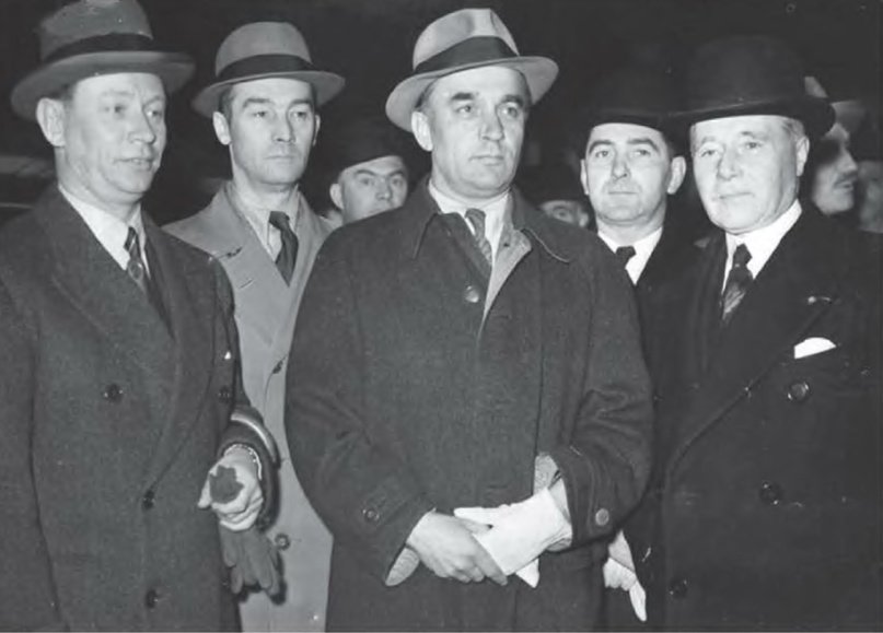 У них не то что мандатов нет, они без мундиров. Встреча польской делегации в Париже, май 1939