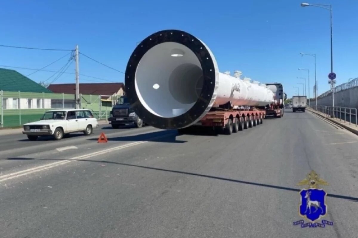    Гигантская труба придавила машины в Самаре