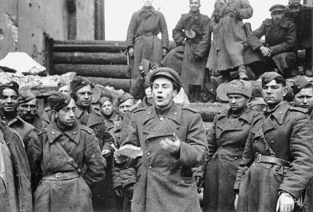 поэт Долматовский перед бойцами.