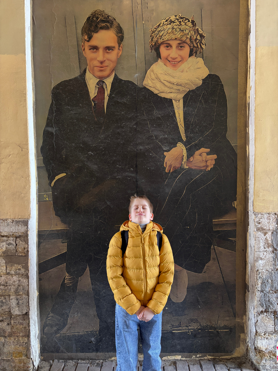 Фото автора. Приключения начинаются уже в нашем дворе. Чувствуем себя лилипутами рядом с этими Гулливерами 